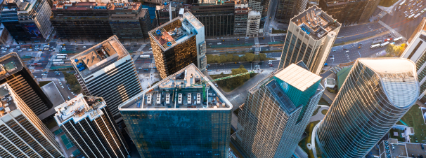 Vista aérea de Buenos Aires con edificios corporativos.